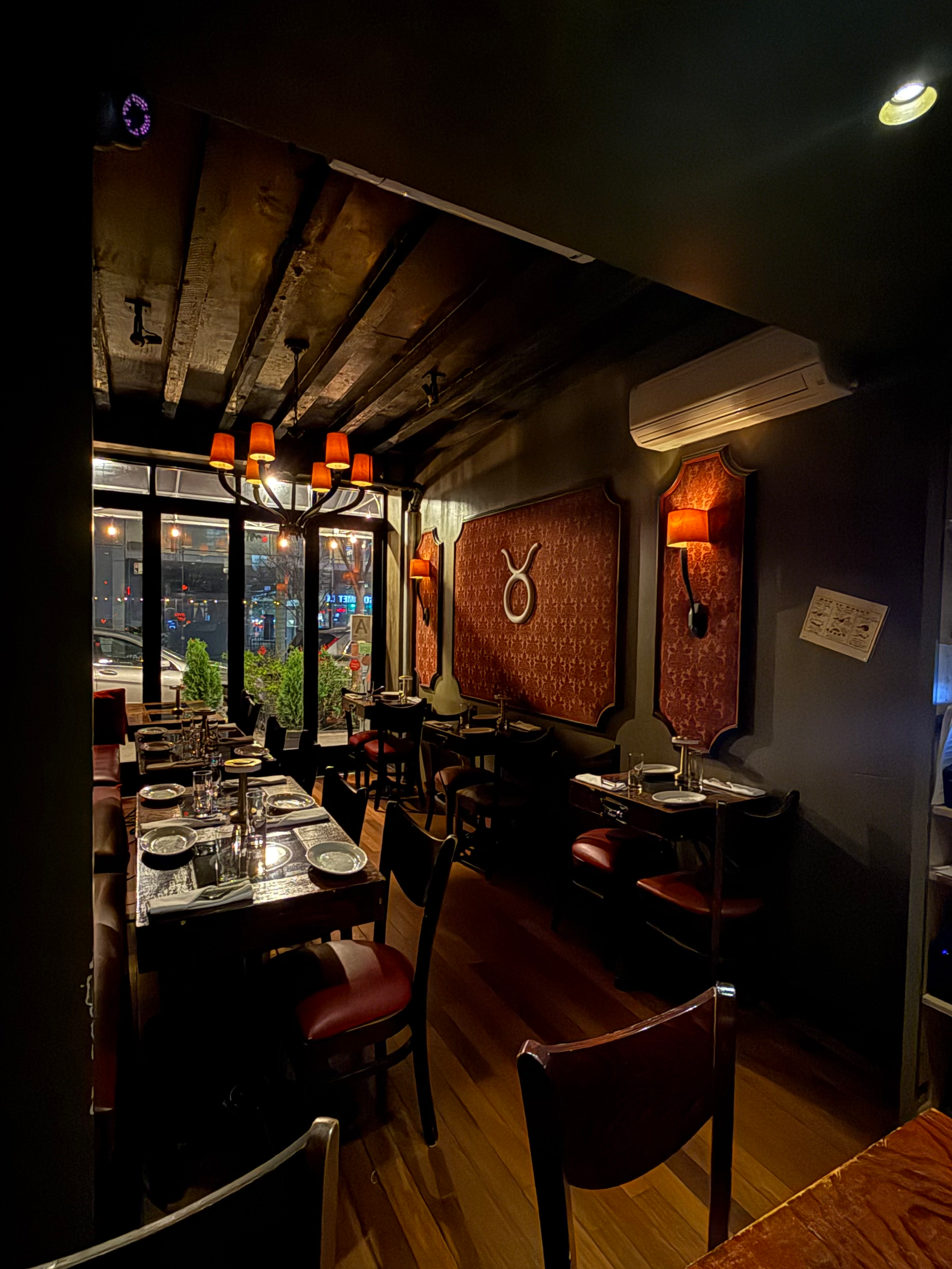 Taureau dining room set for group fondue service